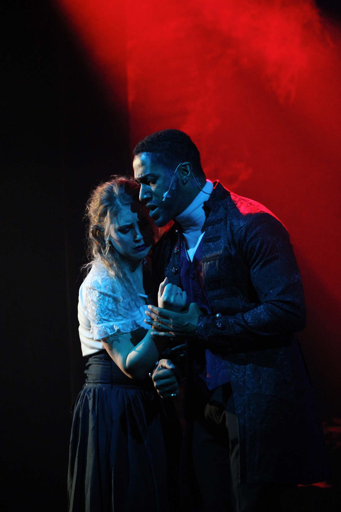 Sarah Zippusch (Mina) und Cesár Sampson (Drácula) in DRACULA - DAS MUSICAL in Wien.SIPARIO©Friederike Ebensperger