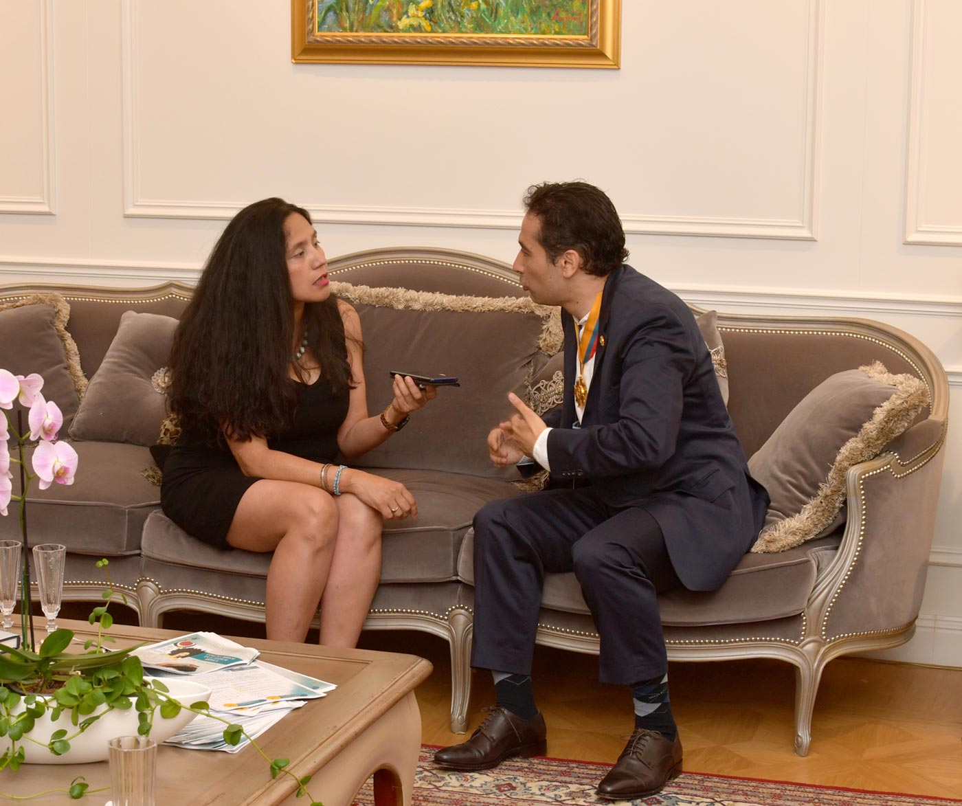 María Taramona, directora de la revista CulturaLatina entrevista al gran maestro Andrés Orozco-Estrada. Foto: Eva Messerer.