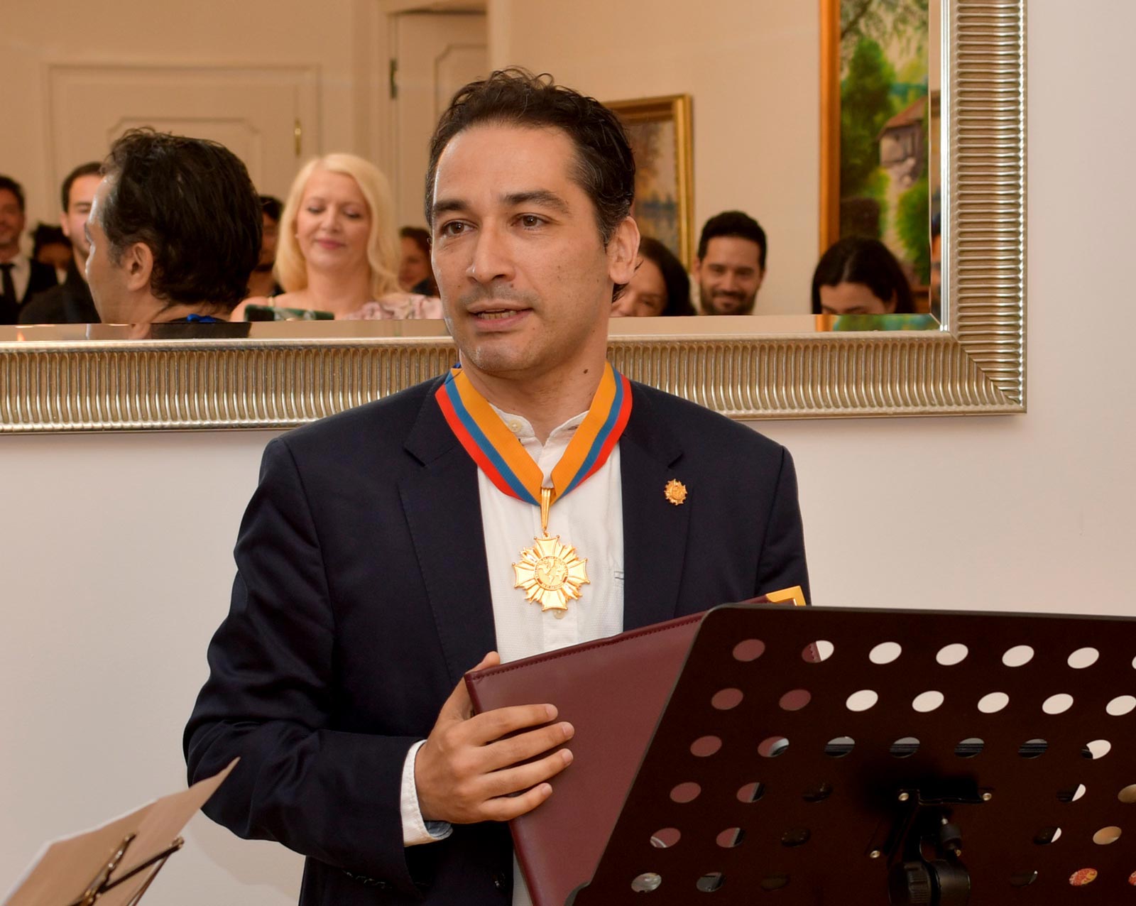 Director de orquesta internacional, orgullo colombiano, Andrés Orozco-Estrada cuando expresaba su agradecimiento por el reconocimiento obtenido. Foto: Eva Messerer.