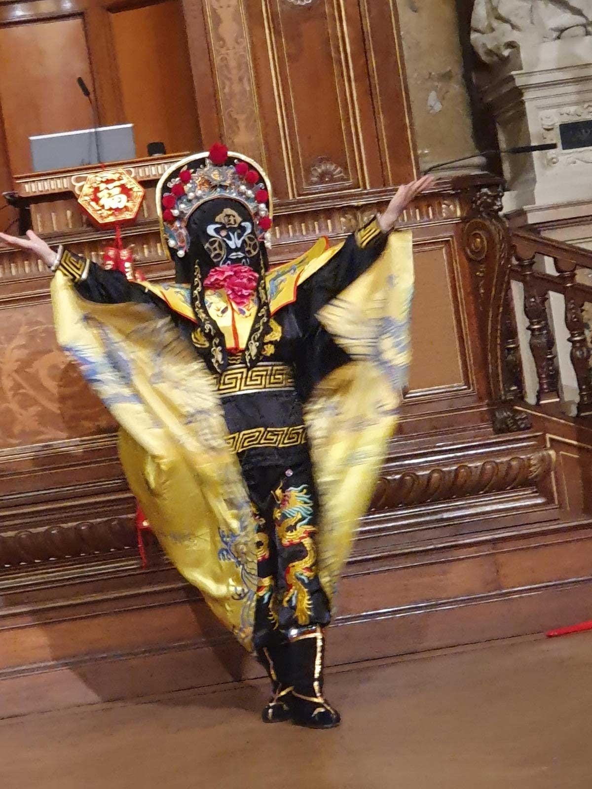 Maskentanz von Frau FANG Jianhua im Chinesischen Frühlingsfest des Konfuzius-Institutes der Universität Wien. Foto: Hermann Kloiher