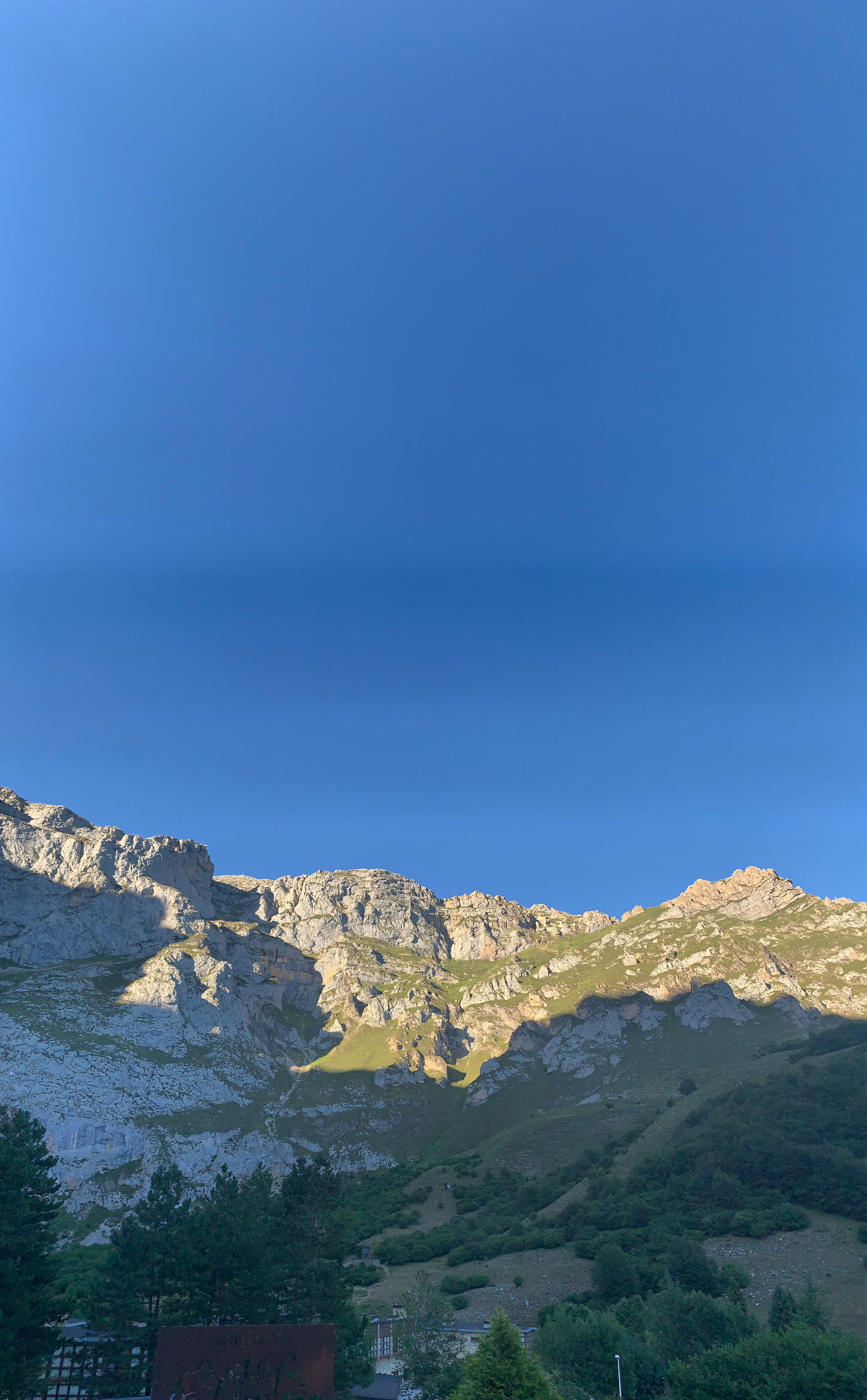 Explorando los Picos de Europa: Siguiendo la ruta desde Potes hasta Fuente Dé y su teleférico. Foto: Connie Darilek.