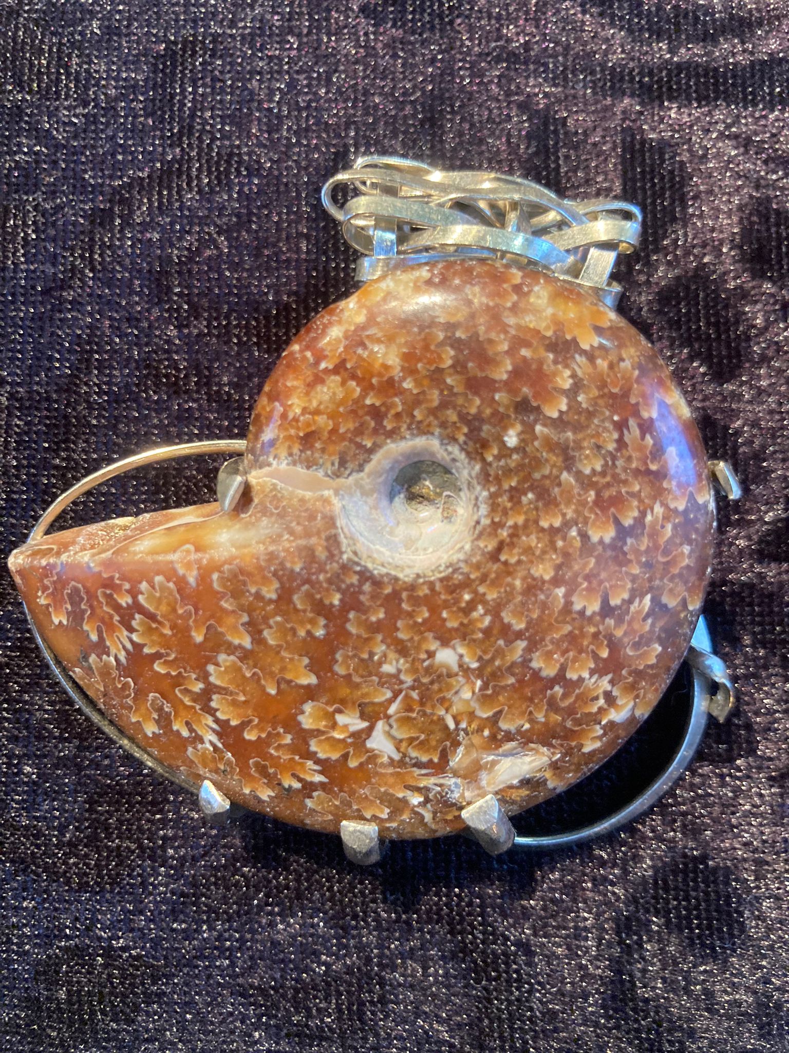 Rodney Lobos joyas hechas a mano con piedras hermosas. Foto: Connie Darilek.