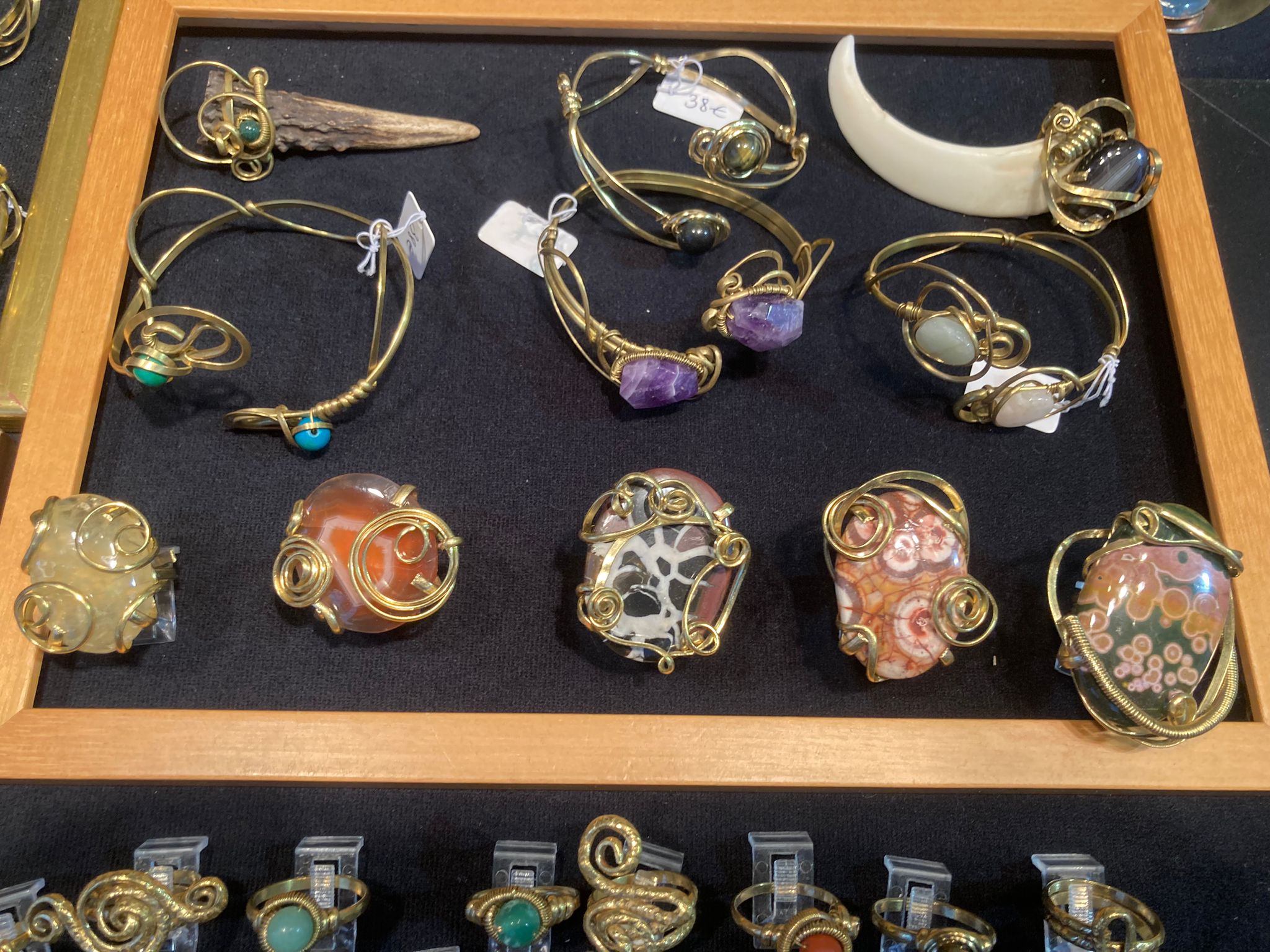 Rodney Lobos joyas hechas a mano con piedras hermosas. Foto: Connie Darilek.