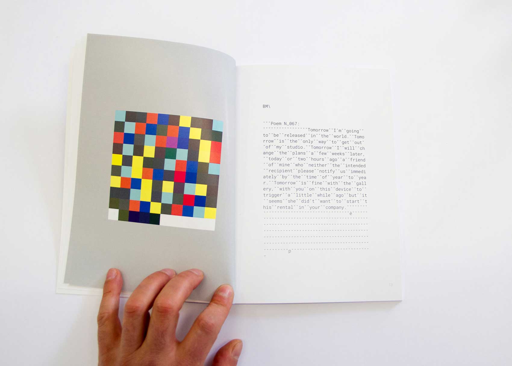 Libro de poemas conceptuales de Gonzalo Reyes en la Galería Peter Gaugy. Foto: Studio Gonzalo Reyes Araos. 