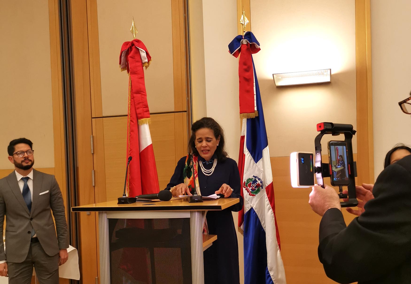 S.E. Sra. Embajadora Laura Faxas De Jorgensen en su discurso de apertura. Foto: CulturaLatina