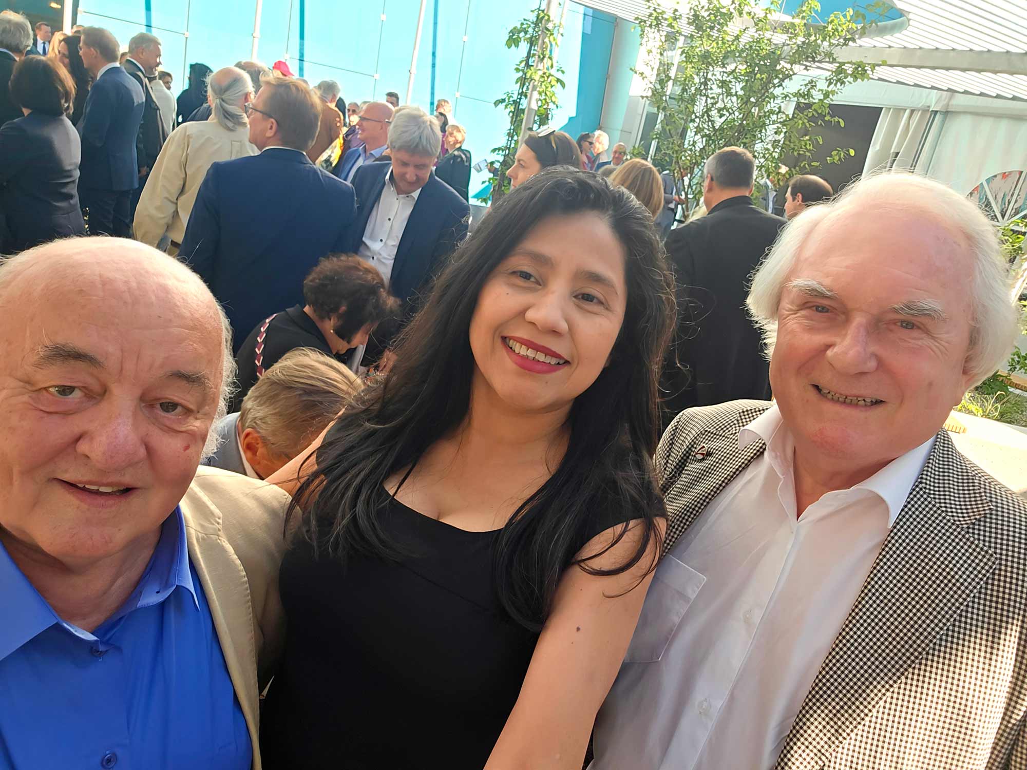 Hermann KROIHER, Präsident Österreichisch-Isländische Gesellschaft, María Elena Taramona de Rodríguez, die Direktorin der Zeitschrift „CulturaLatina & Österreichische Kultur“ und Senator h.c. Walter J. GERBAUTZ, Generalsekretär Geschäftsführender Vizepräsident der Österreichisch-Argentinischen Gesellschaft. Foto: CulturaLatina.