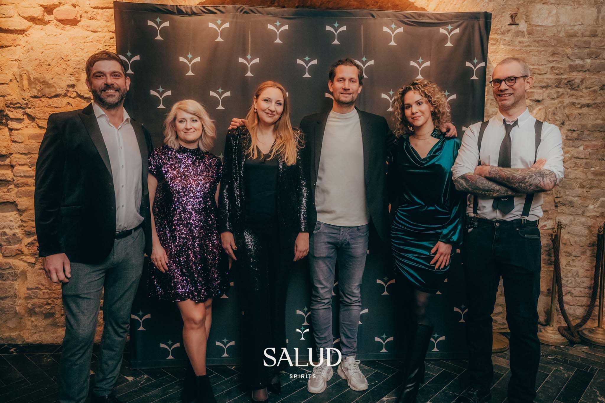 Das Salud-Team bei der Rebranding-Feier. Foto: © Maximilian Röder Das Salud-Team bei der Rebranding-Feier. Foto: © Maximilian Röder