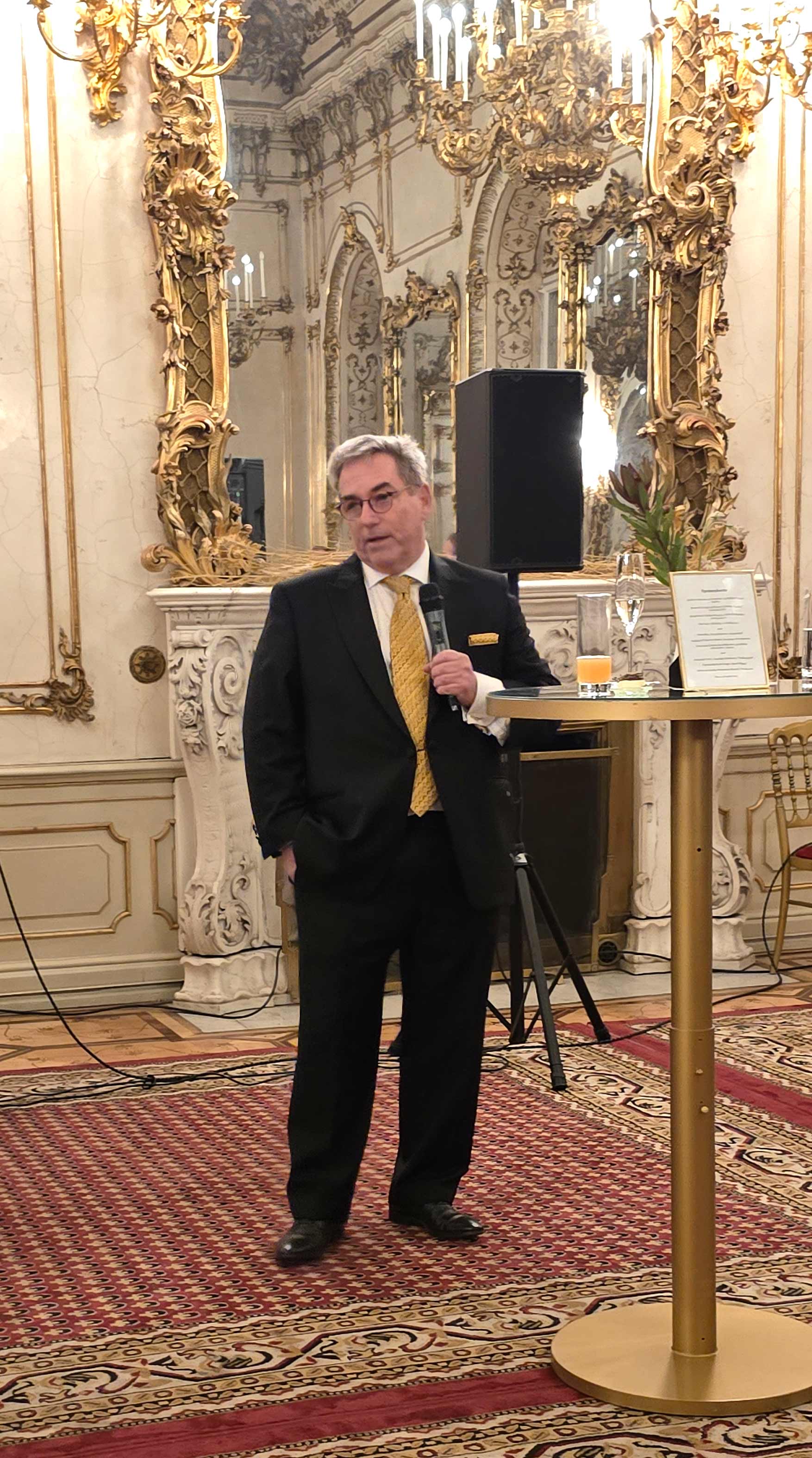 Mag. Gernot Maier begrüßte die Gäste herzlich und betonte die Bedeutung der partnerschaftlichen Zusammenarbeit. Foto: CulturaLatina Mag. Gernot Maier begrüßte die Gäste herzlich und betonte die Bedeutung der partnerschaftlichen Zusammenarbeit. Foto: CulturaLatina
