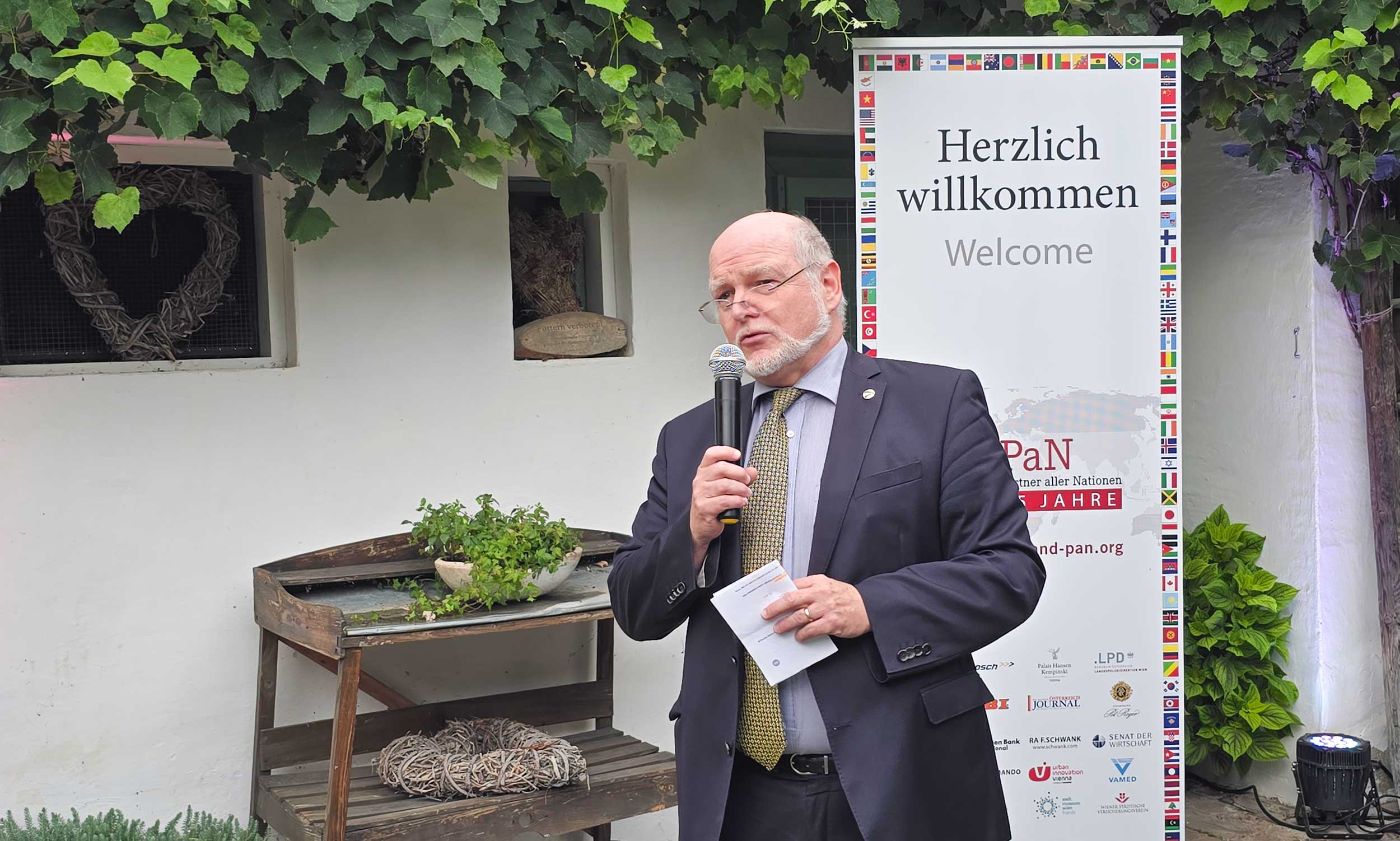 PaN-Präsident Univ.-Prof. Mag. Dr. Hermann Mückler während seiner Rede. Foto: CulturaLatina PaN-Präsident Univ.-Prof. Mag. Dr. Hermann Mückler während seiner Rede. Foto: CulturaLatina