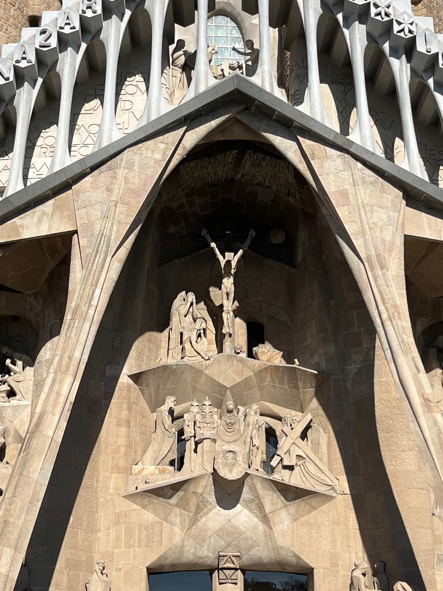 La nueva cruz de la Sagrada Familia. Foto: Connie Darilek.