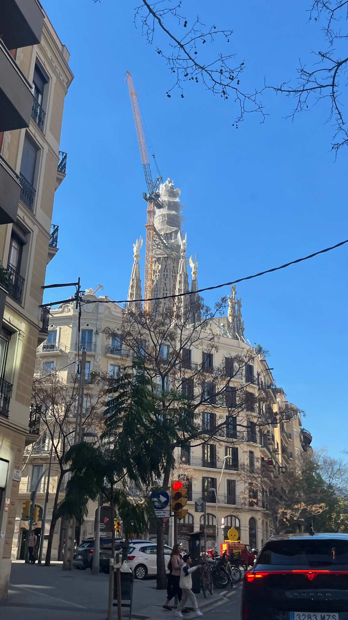 La nueva cruz de la Sagrada Familia. Foto: Connie Darilek.