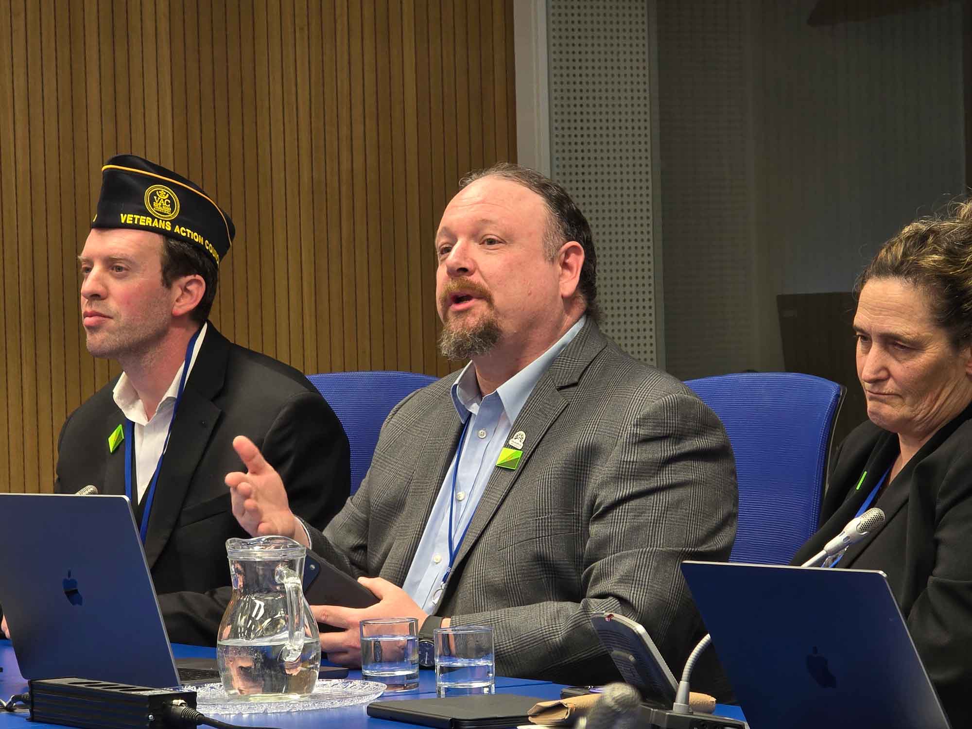Forrest Hurd relata en Viena la experiencia de su hijo con epilepsia severa y el acceso a terapias basadas en cannabinoides. Foto: CulturaLatina.