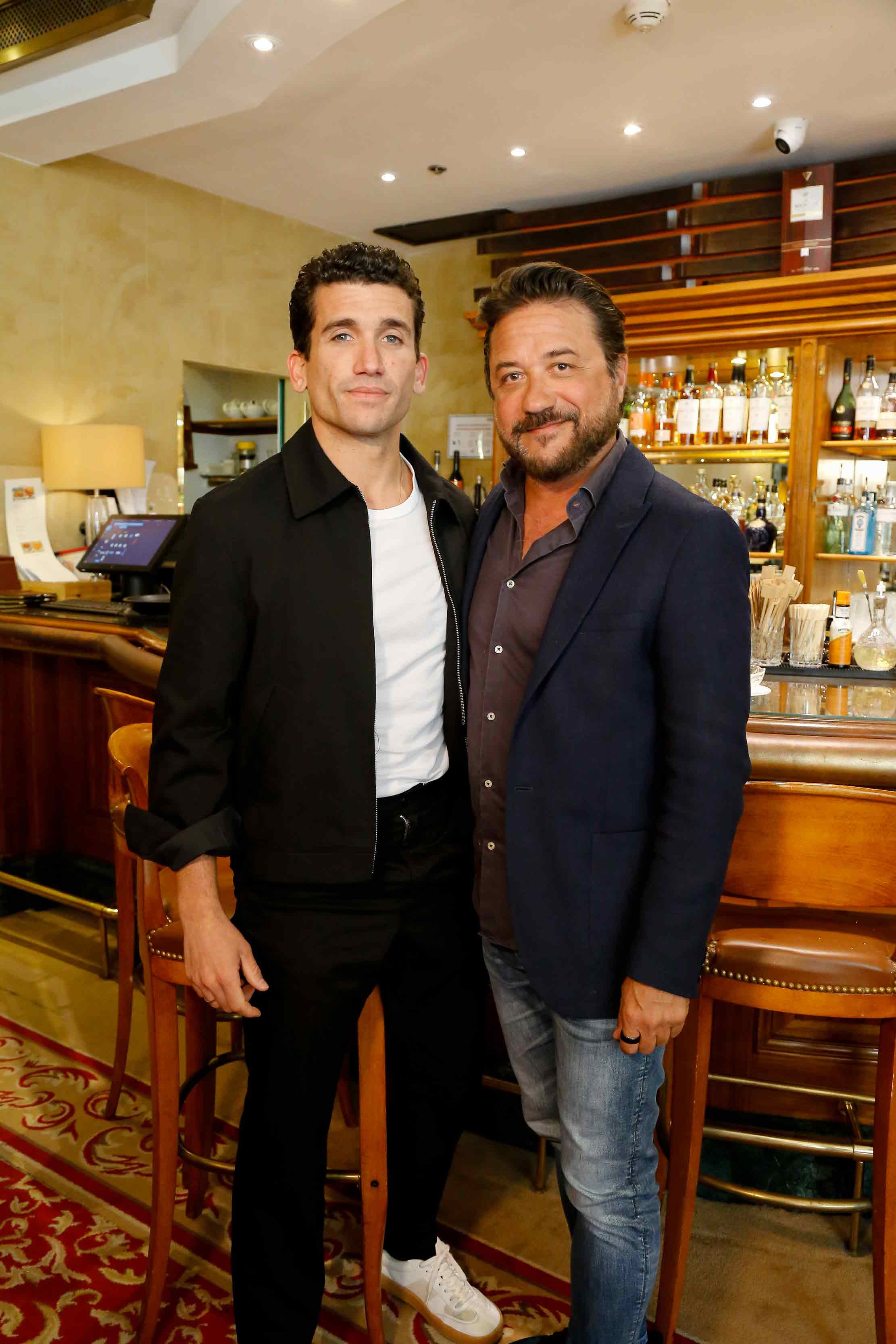 Enrique Arce junto a Jaime Lorente en el Grand Hotel Vienna, durante las entrevistas en el marco del Spanish Vienna Film Festival.
