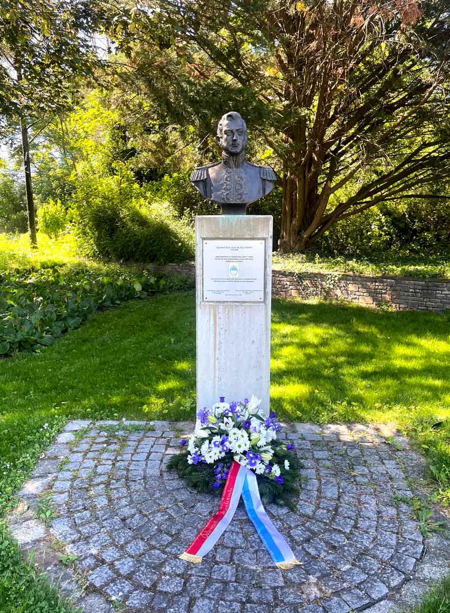 Busto de Simón Bolívar en la Plaza Sudamérica-Caribe del Donaupark de Viena, espacio que reúne monumentos dedicados a destacados héroes de la independencia latinoamericana. Foto: Österreichisch-Argentinische Gesellschaft.