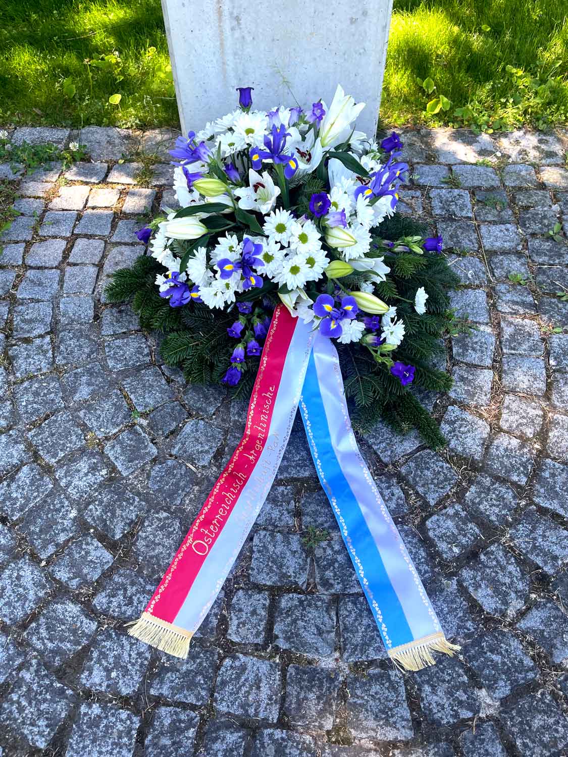 Ofrenda floral colocada en homenaje al Libertador General José de San Martín durante el acto conmemorativo organizado por la Sociedad Austro-Argentina en el Donaupark de Viena. Foto: Österreichisch-Argentinische Gesellschaft.