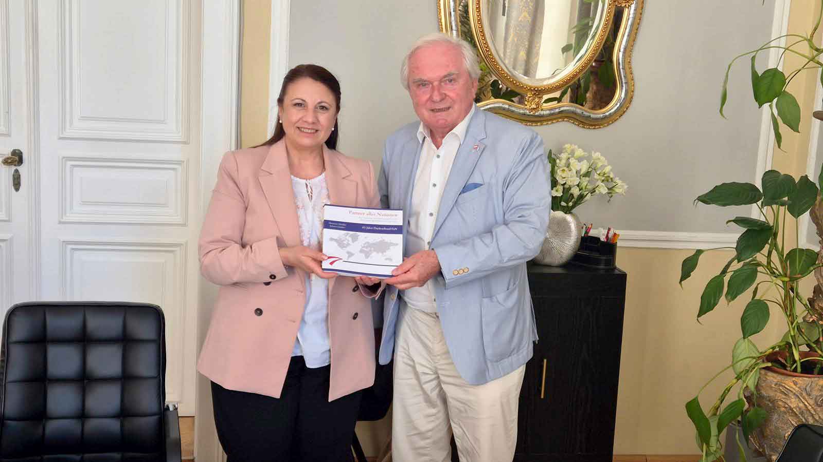PaN-Generalsekretär Walter J. Gerbautz überreicht der neuen ÖAG-Vorständin Dr. Alejandra Navarro ein Exemplar der PaN-Chronik. Foto: Österreichisch-Argentinische Gesellschaf