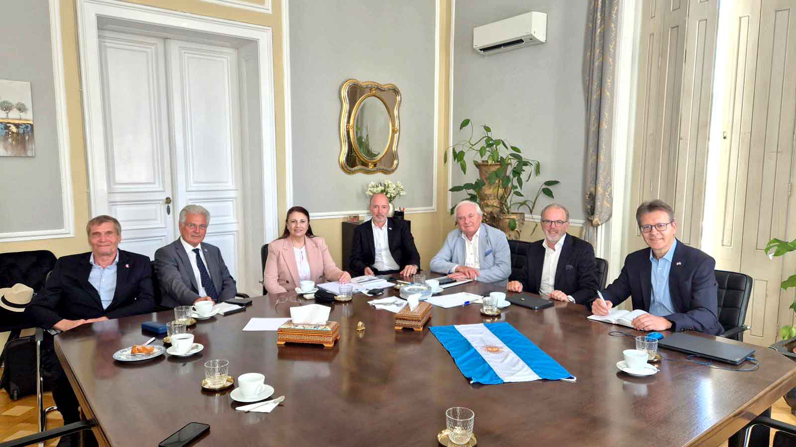 V.l.n.r.: Die ÖAG-Vorstandsmitglieder Josef Hofer, Andreas Huber, Alejandra Navarro, Miguel Lindner, Vizepräsident Walter J. Gerbautz, Präsident Christian Koidl und Generalsekretär Felix Ratcliffe. Foto: Österreichisch-Argentinische Gesellschaf