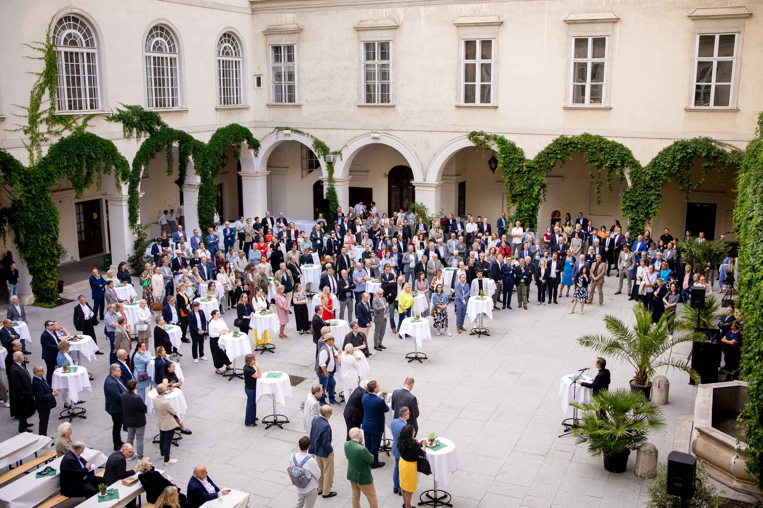 Vista general del primer Sommerempfang de la Arquidiócesis de Viena presidido por el arzobispo Josef Grünwidl, celebrado en el patio del Palacio Arzobispal. Foto: Stephan Schönlaub/Erzdiözese Wien.