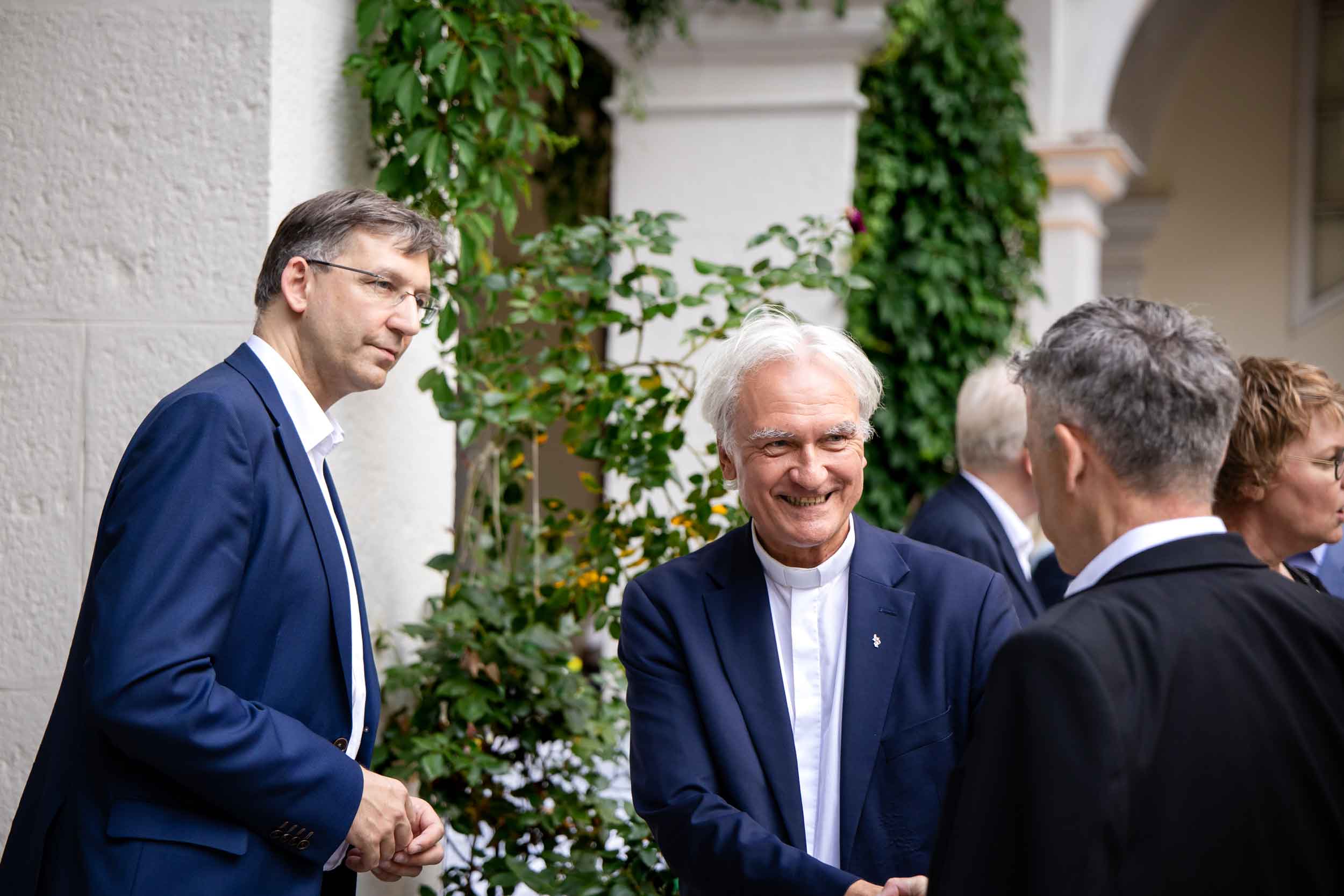 Markus Figl, alcalde del 1.º distrito de Viena (izq.), y Mag. P. Dariusz Schutzki CR, vicario episcopal y párroco, participaron en el Sommerempfang de la Arquidiócesis de Viena. Foto: Stephan Schönlaub/Erzdiözese Wien.