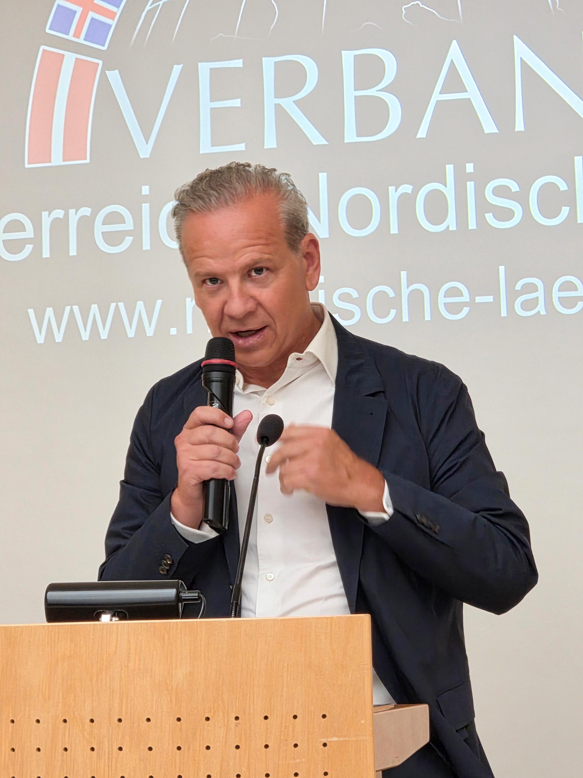 Aksel Lund Svindal erhält Auszeichnung des Verbandes Österreich-Nordische Länder. Foto: CulturaLatina