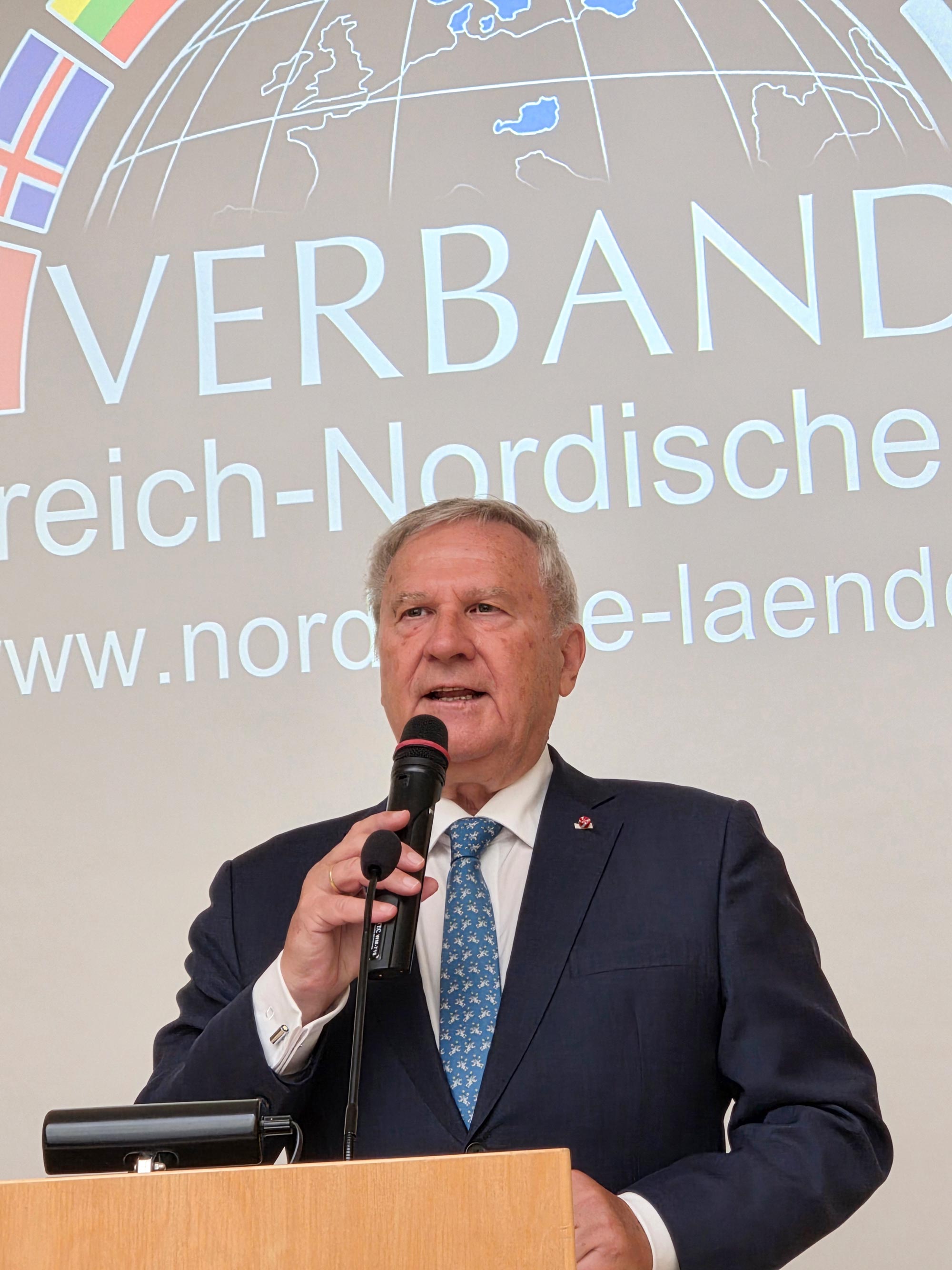 Aksel Lund Svindal erhält Auszeichnung des Verbandes Österreich-Nordische Länder. Foto: CulturaLatina