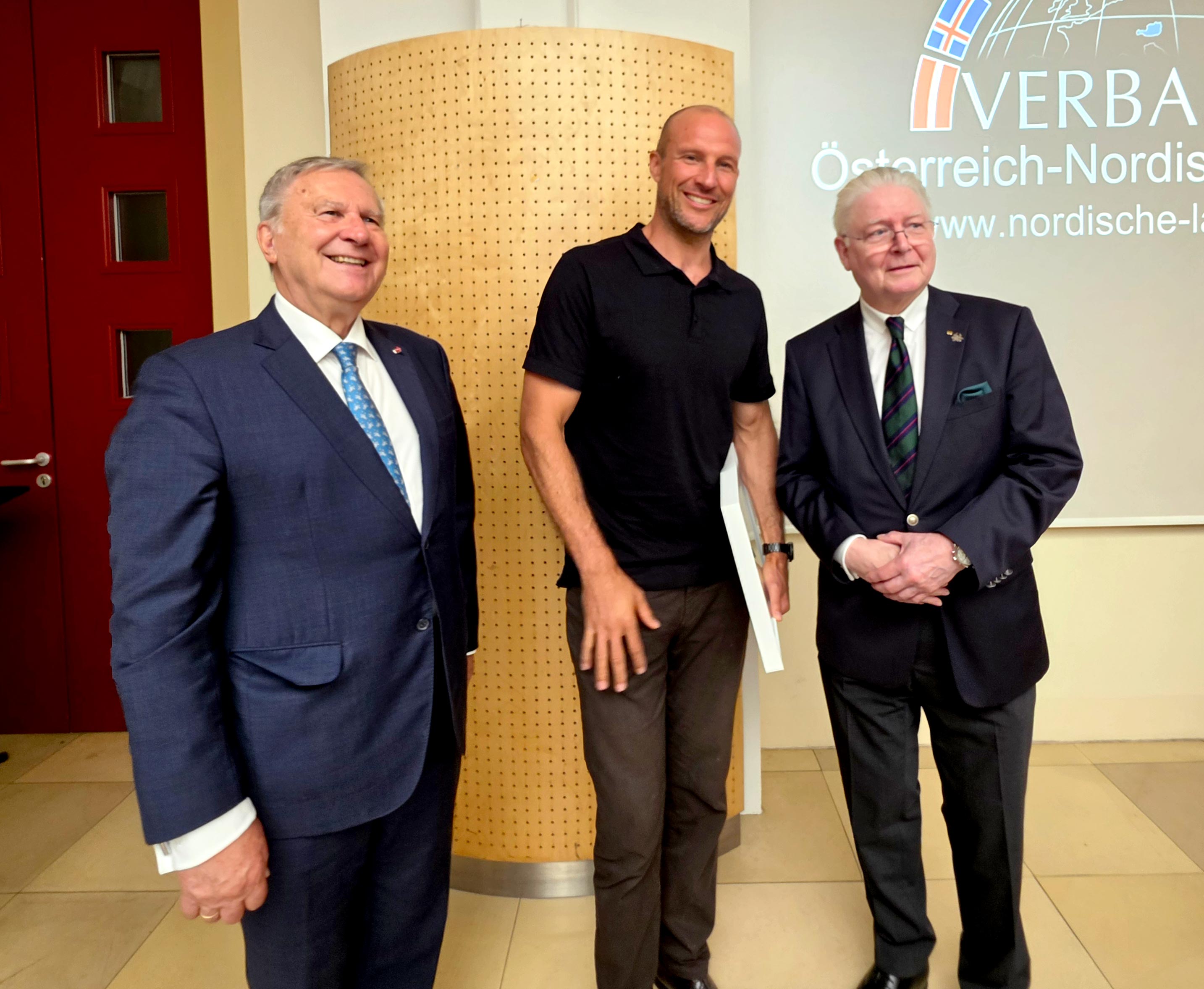 Aksel Lund Svindal erhält Auszeichnung des Verbandes Österreich-Nordische Länder. Foto: CulturaLatina