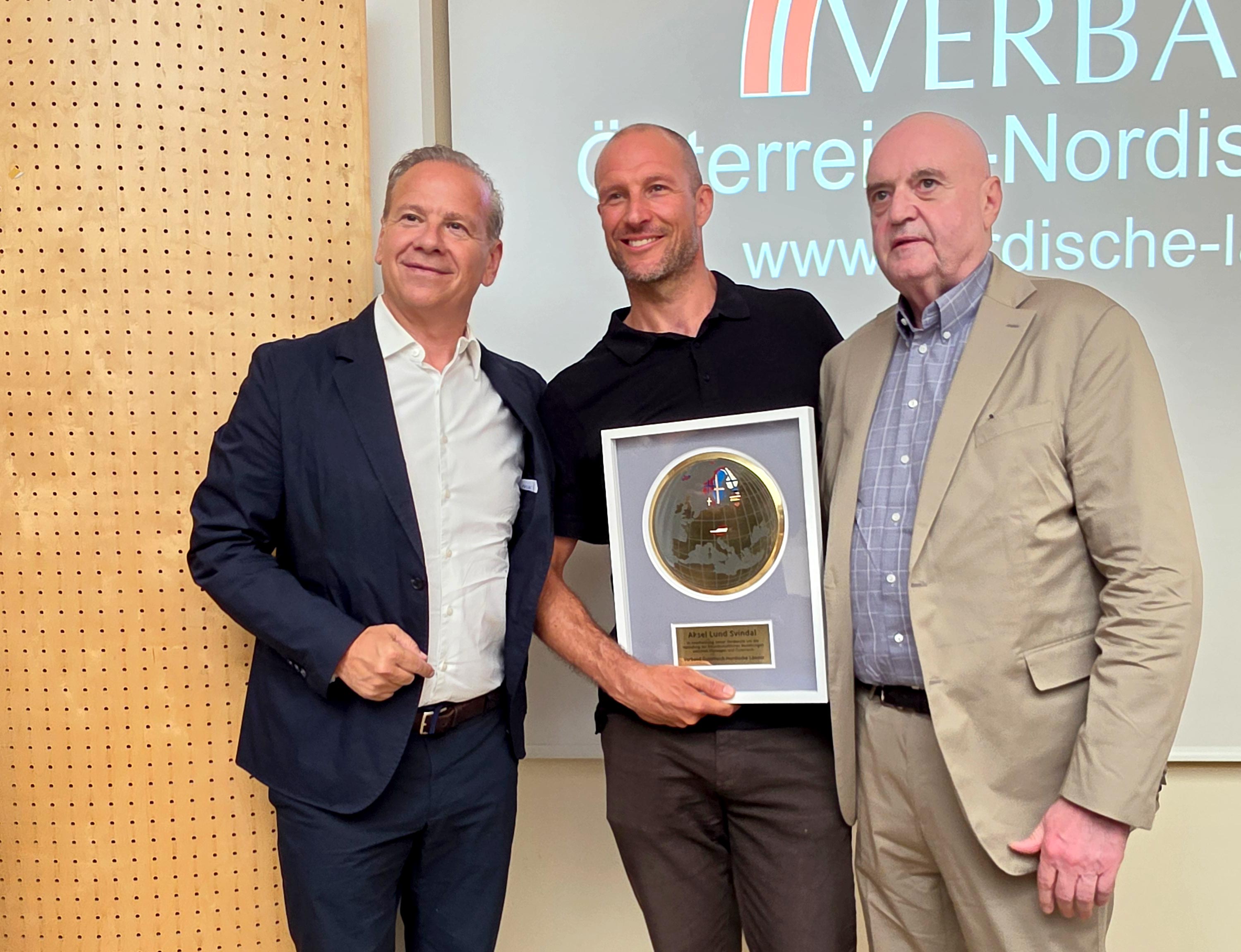 Aksel Lund Svindal erhält Auszeichnung des Verbandes Österreich-Nordische Länder. Foto: CulturaLatina