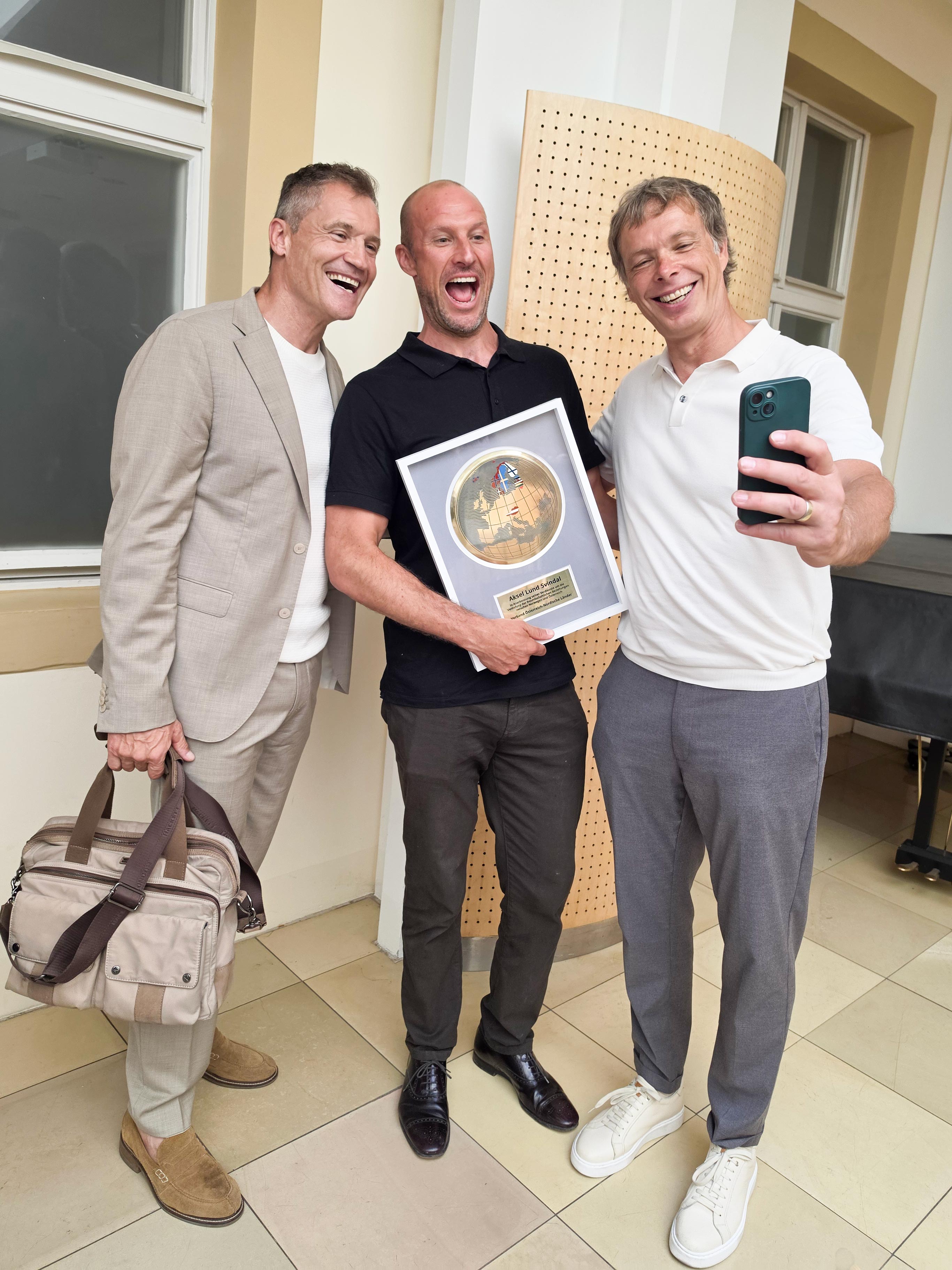 Aksel Lund Svindal erhält Auszeichnung des Verbandes Österreich-Nordische Länder. Foto: CulturaLatina