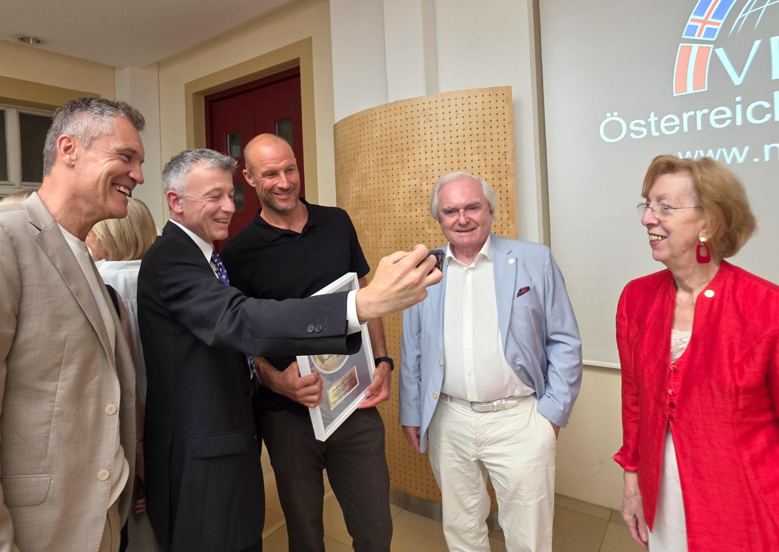 Aksel Lund Svindal erhält Auszeichnung des Verbandes Österreich-Nordische Länder. Foto: CulturaLatina