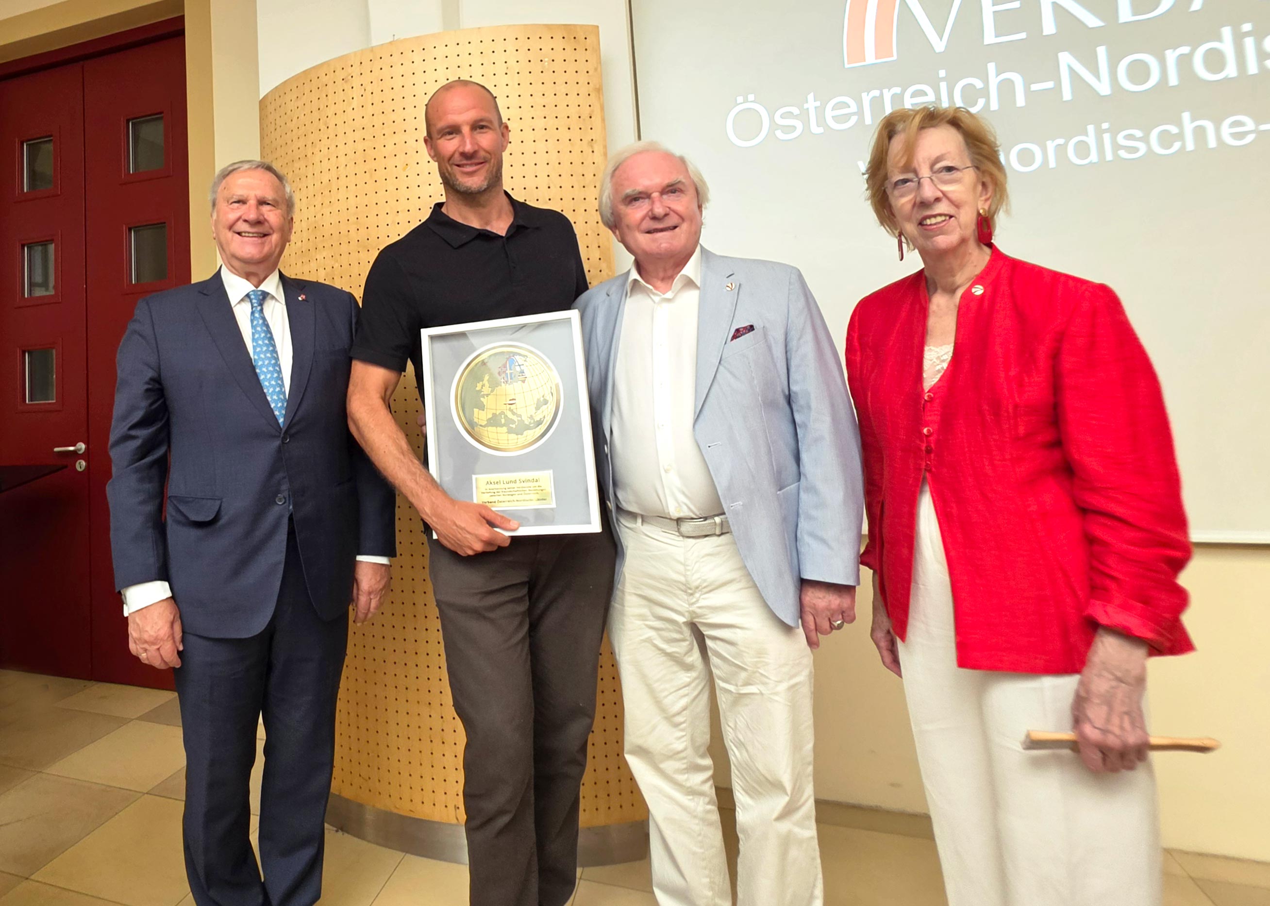 Aksel Lund Svindal erhält Auszeichnung des Verbandes Österreich-Nordische Länder. Foto: CulturaLatina