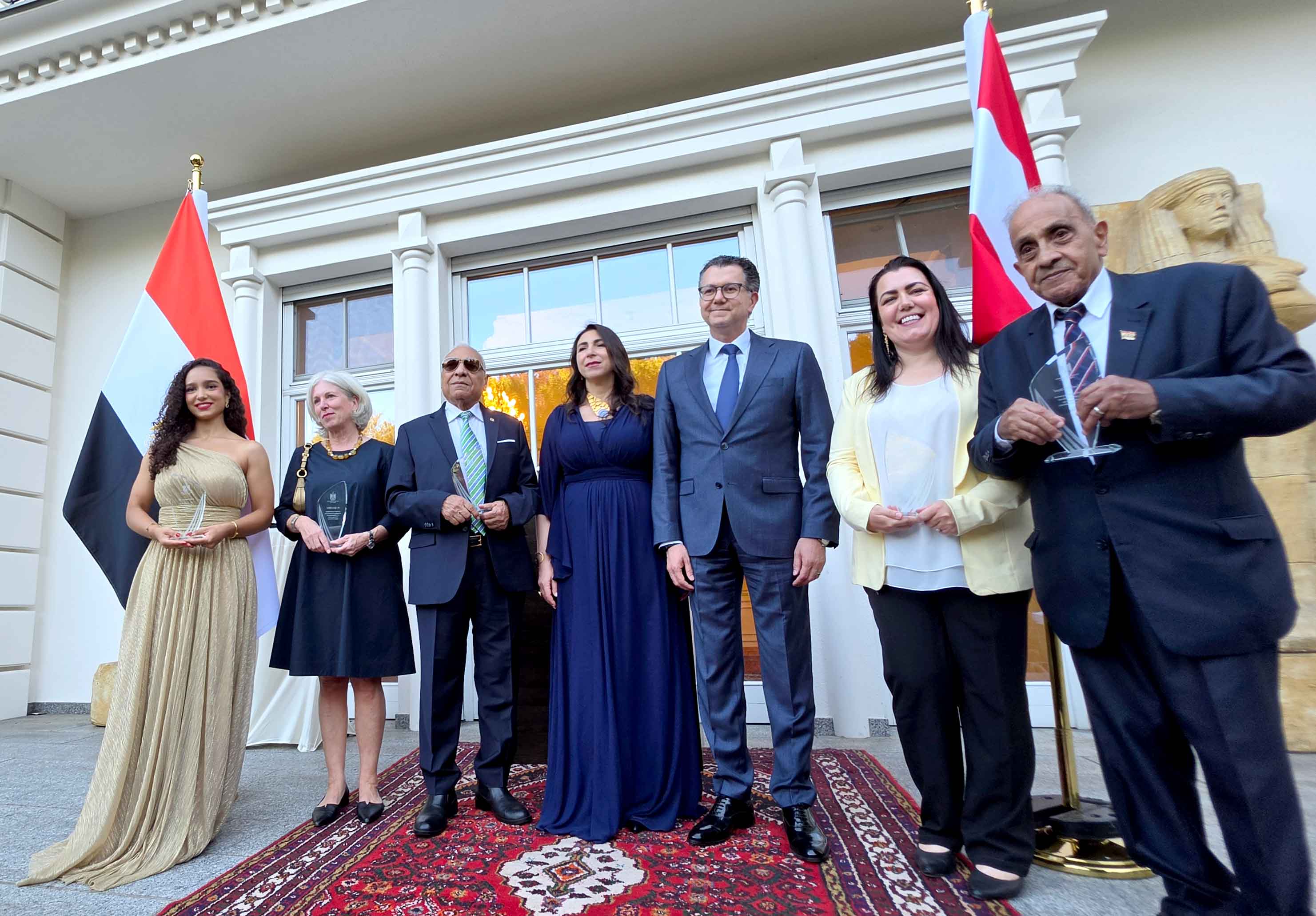 Zu den Höhepunkten des Empfangs zählte die Auszeichnung mehrerer Persönlichkeiten für ihren wertvollen Beitrag zur Vertiefung der Beziehungen zwischen Ägypten und Österreich. Geehrt wurden Dr. Sabine Haag, Mariam Lahoud, Nader Hanna, Magdy Hanna, Khaled Hussein und Susan Sabet. Foto: CulturaLatina