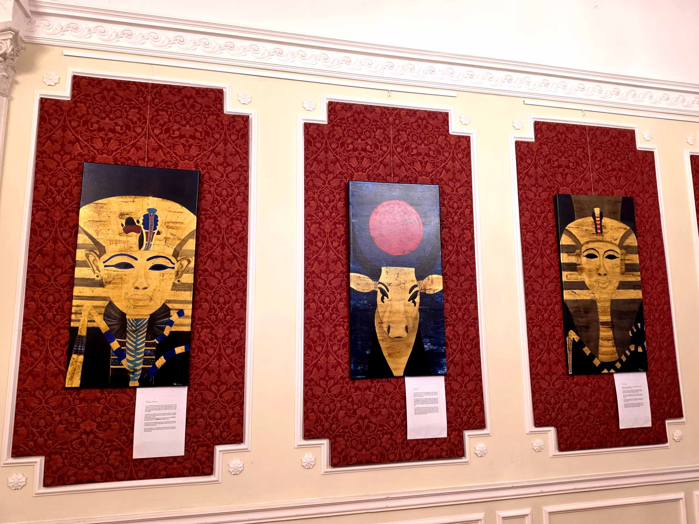 Von der altägyptischen Kultur inspirierte Werke der ungarischen Künstlerin Nora Kardy waren im Rahmen der Nationalfeiertagsfeier in der Botschaft der Arabischen Republik Ägypten in Wien zu sehen. Foto: CulturaLatina