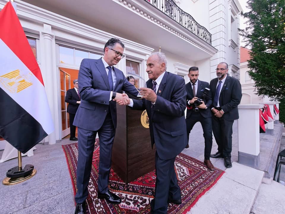 Ing. Zouhdi El-Sayed bei der Entgegennahme seiner Auszeichnung aus den Händen S.E. Botschafter Mohamed Ibrahim Nasr Salem.. Foto: El-Sayed