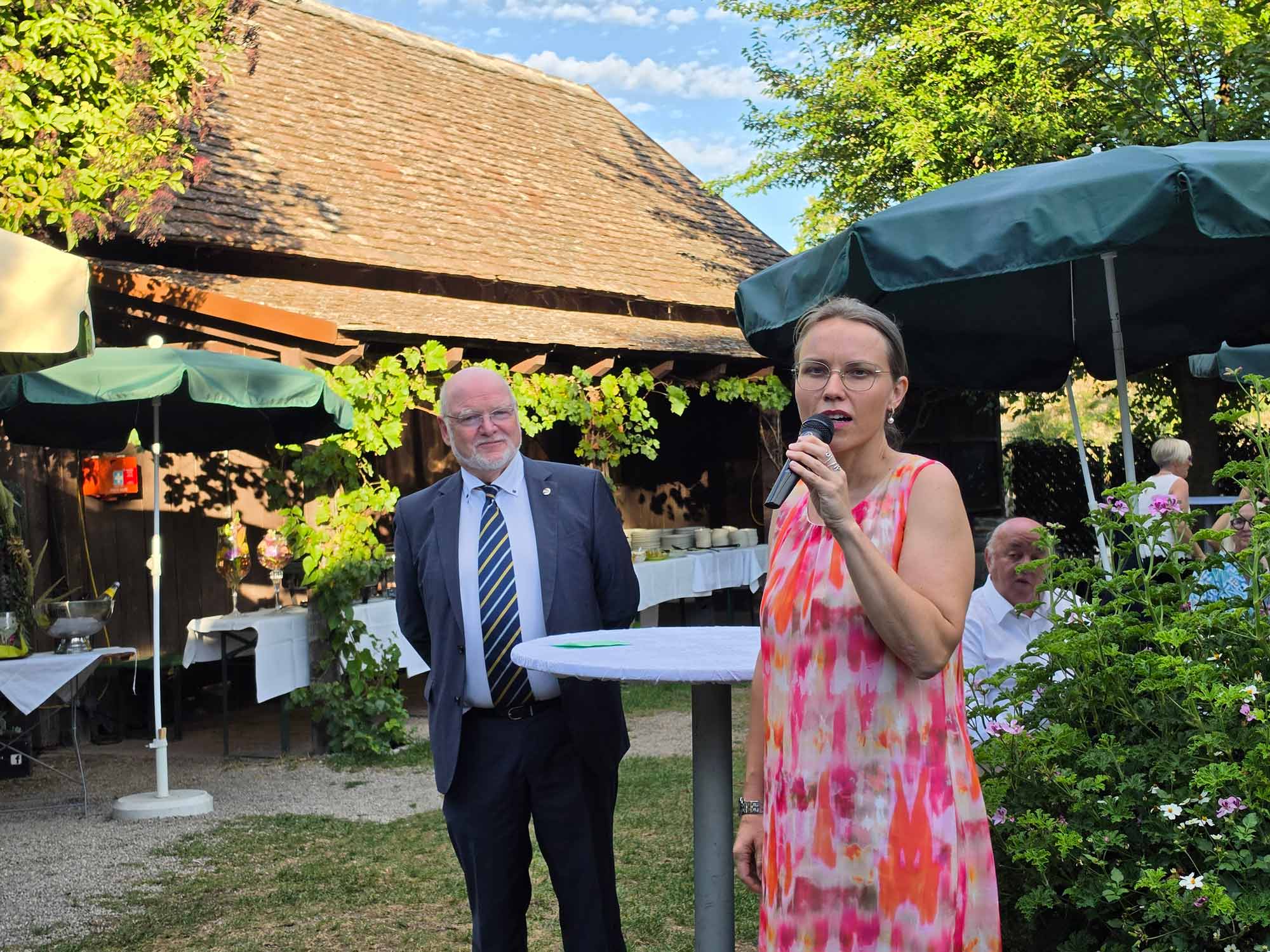 Mag. Dr. Eileen-Emilia Neugebauer bei ihren Begrüßungsworten beim PaN-Gartenfest 2026.