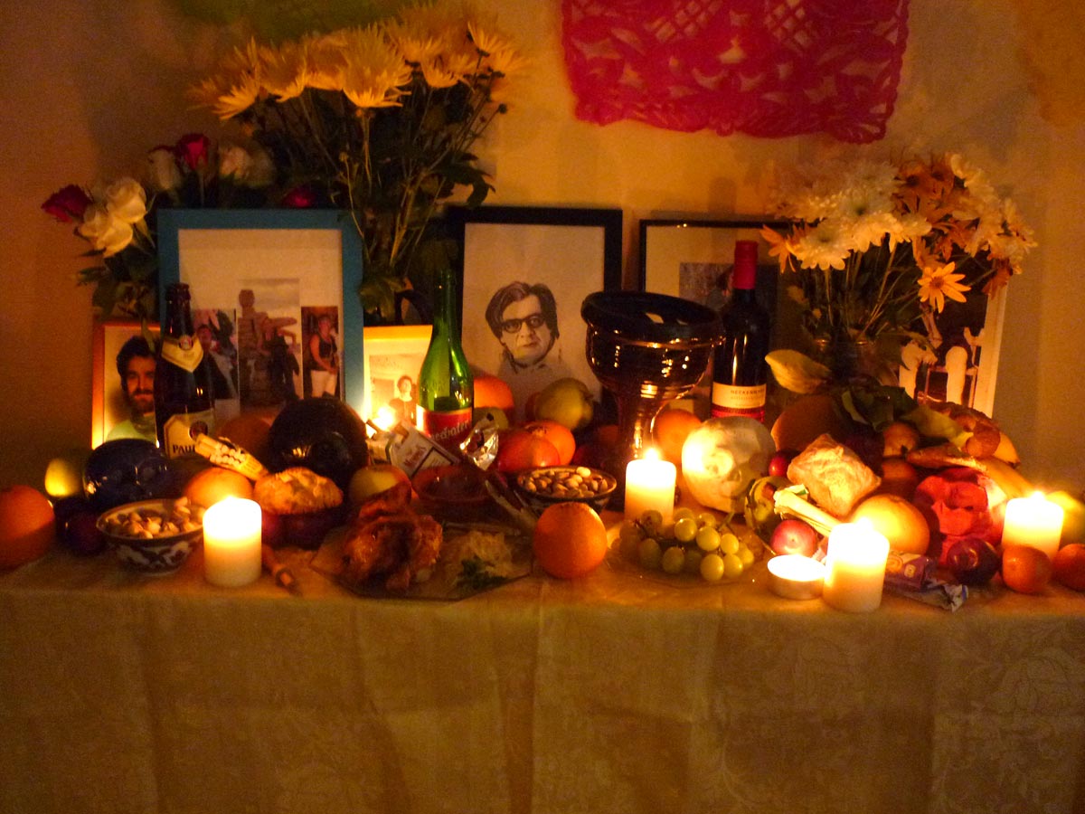 Altar dedicado a los seres queridos que se han ido. Altar dedicado a los seres queridos que se han ido.