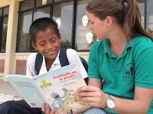 Voluntaria del NPH México con un niño.