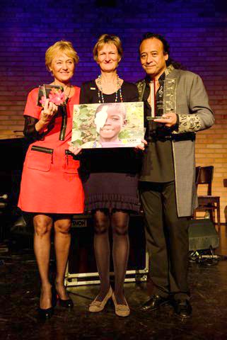 Los artistas en acción para beneficio de niños latinoamericanos con el proyecto Institución 