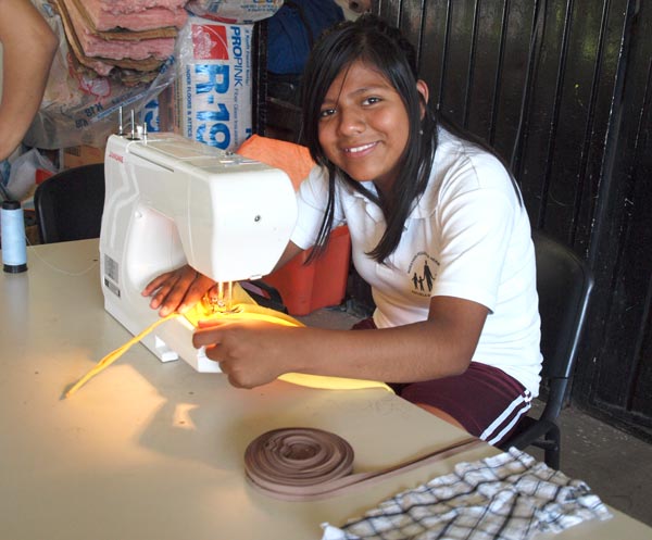 Una joven adolescente en México, en un taller de NPH.