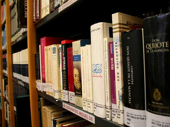 "La biblioteca cuenta con una colección de El Quijote traducido a diferentes idiomas. La última adquisición para el fondo es una edición en Eslovaco, publicada de 1950. Incluye también alguna rareza como la edición en Romanche, lengua minoritaria de Suecia. "La biblioteca cuenta con una colección de El Quijote traducido a diferentes idiomas. La última adquisición para el fondo es una edición en Eslovaco, publicada de 1950. Incluye también alguna rareza como la edición en Romanche, lengua minoritaria de Suecia.