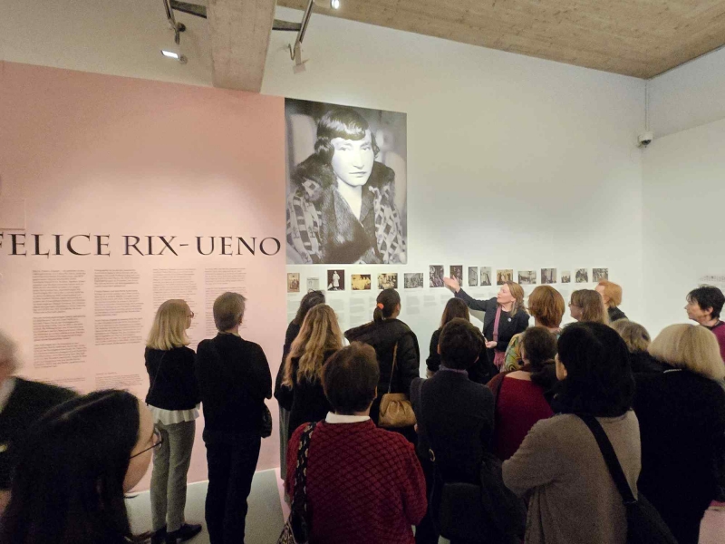 Anne-Katrin Rossberg, Kustodin für Metall und Archiv der Wiener Werkstätte (im Hintergrund), erklärte der Frauengruppe von PAN-Mitgliedern das faszinierende Leben von Felice Rix-Ueno.
