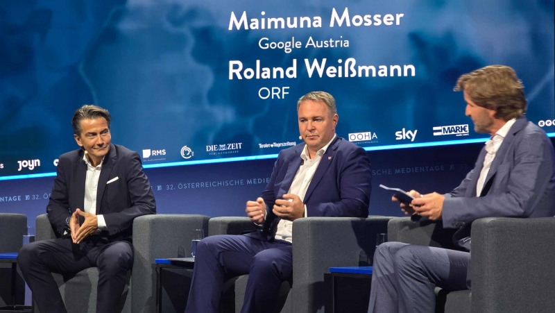Roland Weißmann y Vizekanzler Andreas Babler con el moderador Martin Wurnitsch