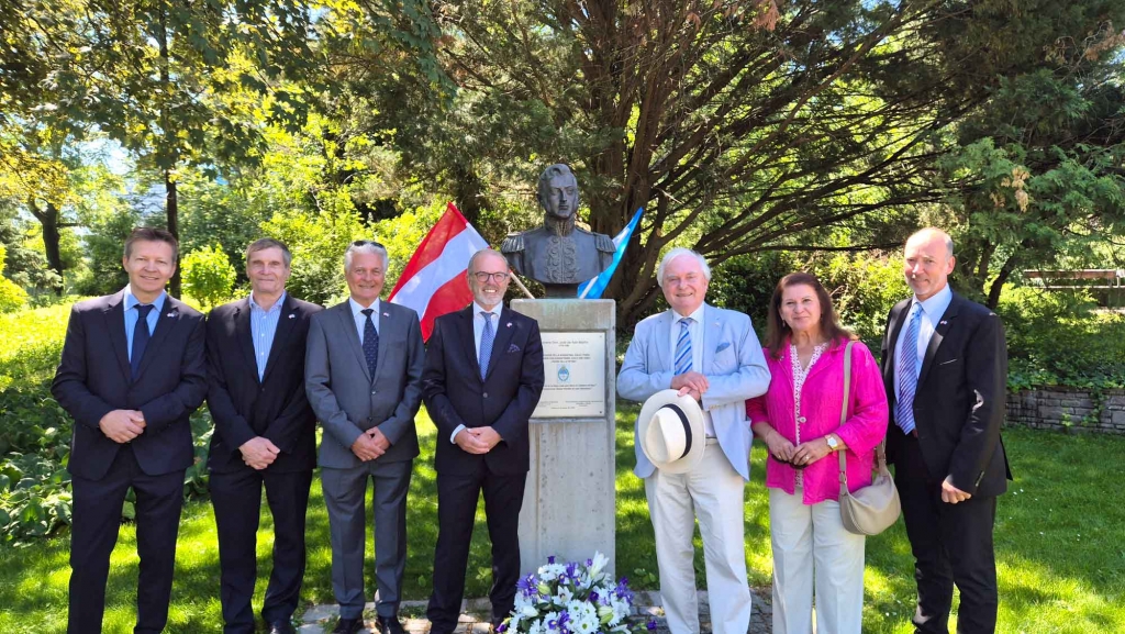 Der Vorstand der Österreichisch-Argentinischen Gesellschaft versammelte sich feierlich am Denkmal von Don José de San Martín. V.l.n.r.: Generalsekretär Felix Ratcliffe, Josef Hofer, Andreas Huber, Präsident Christian Koidl, Vizepräsident Walter J. Gerbautz, Christa Kattirs und Miguel Lindner.