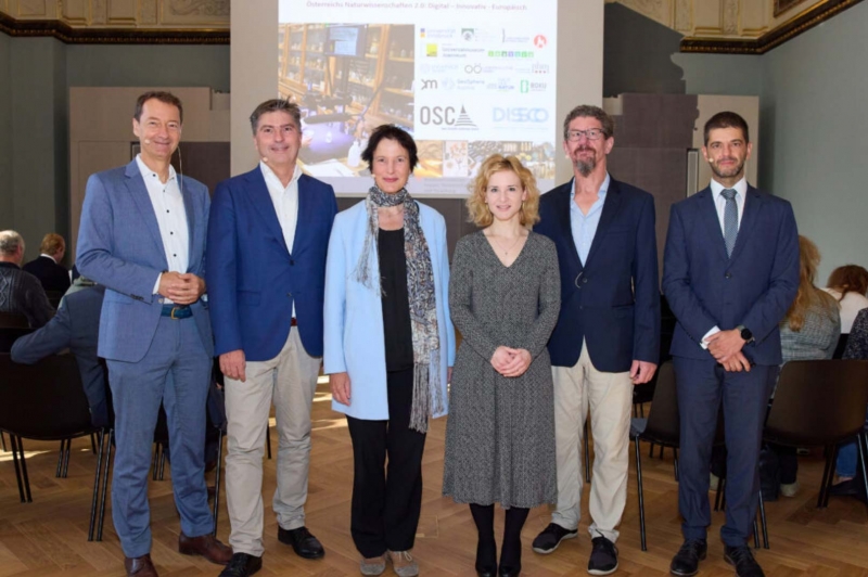 v.l.n.r.: Dr. Ronald Maier (Vizerektor für Digitalisierung und Wissenstransfer, @Universität Wien); Dr. Robert Lindner (Direktor, Haus der Natur Salzburg); Dr. Katrin Vohland (Generaldirektorin und wissenschaftliche Geschäftsführerin, NHM Wien); Eva-Maria Holzleitner, BSc, (Bundesministerin für Frauen, Wissenschaft und Forschung) Mag. Heimo Rainer (Projektleiter OSCA und Direktor der Botanischen Abteilung, NHM Wien);  Dr. Dimitris Koureas (Managing Director DiSSCo, Naturalis Biodiversity Center, Leiden, Niederlande) 