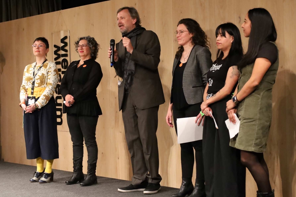 De izq. a der.: Marcela Torres Heredia, Carla Bobadilla, Berthold Molden, Rayen Cornejo, Diana Ventura y Russel Altamirano en la inauguración de «Viena Latina: Viviendo entre mundos» en el Wien Museum.