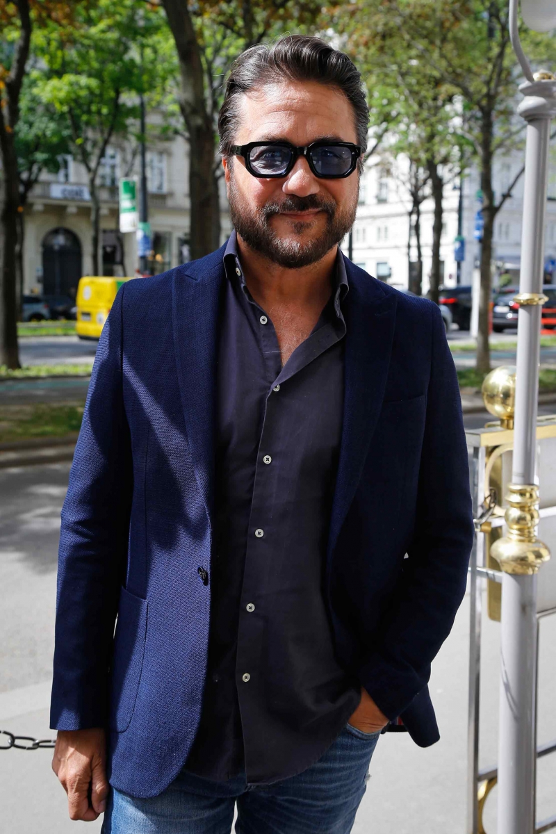 Superestrella Enrique Arce en Viena