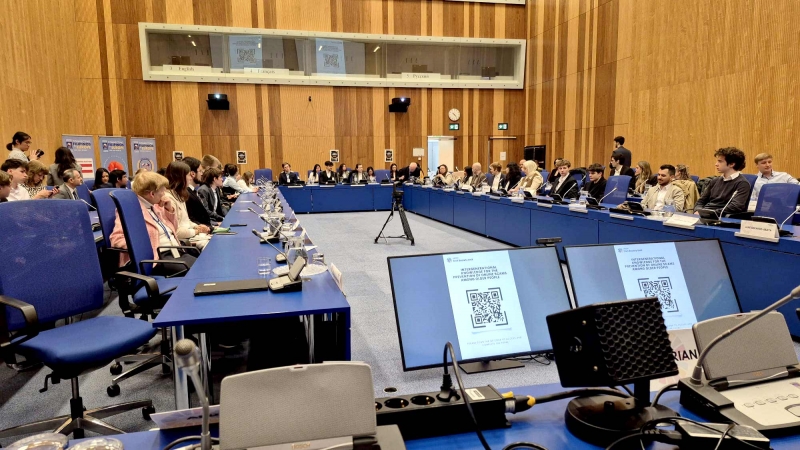 Participantes del Youth Changemakers Forum (YCF) 2.0 se reúnen en la Oficina de las Naciones Unidas en Viena para debatir sobre colaboración intergeneracional y soluciones innovadoras hacia los Objetivos de Desarrollo Sostenible (ODS).