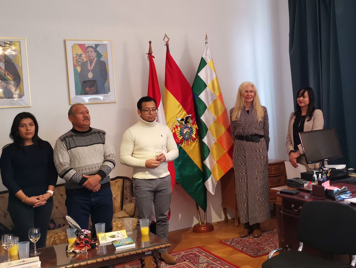 Encargada de Negocios, María Jolanta Materna Gorna junto a la Encargada Consular y de Asuntos Culturales, Adriana Foronda Barrionuevo y algunos asistentes de la Celebración del "15° Aniversario de la Fundación del Estado Plurinacional de Bolivia" en Austria. Foto: CulturaLatina