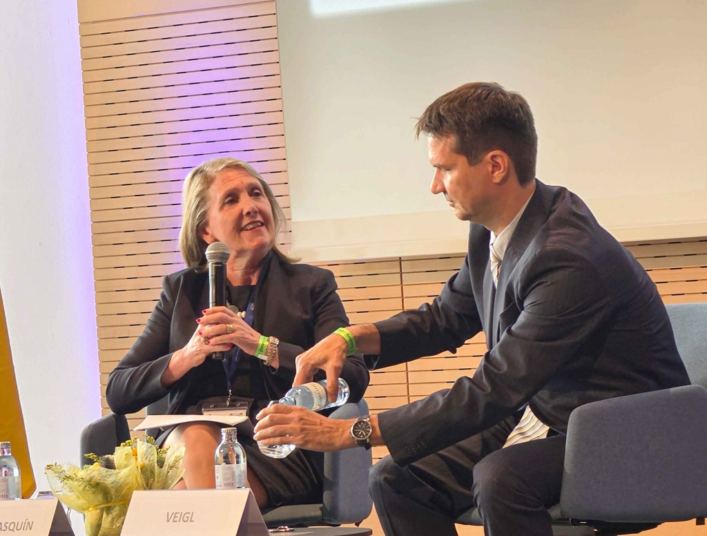 Aurora Mejía, Botschafterin Spaniens in Österreich, und Stefan Veigl, Außenpolitik-Redakteur der Salzburger Nachrichten. Foto: CulturaLatina
