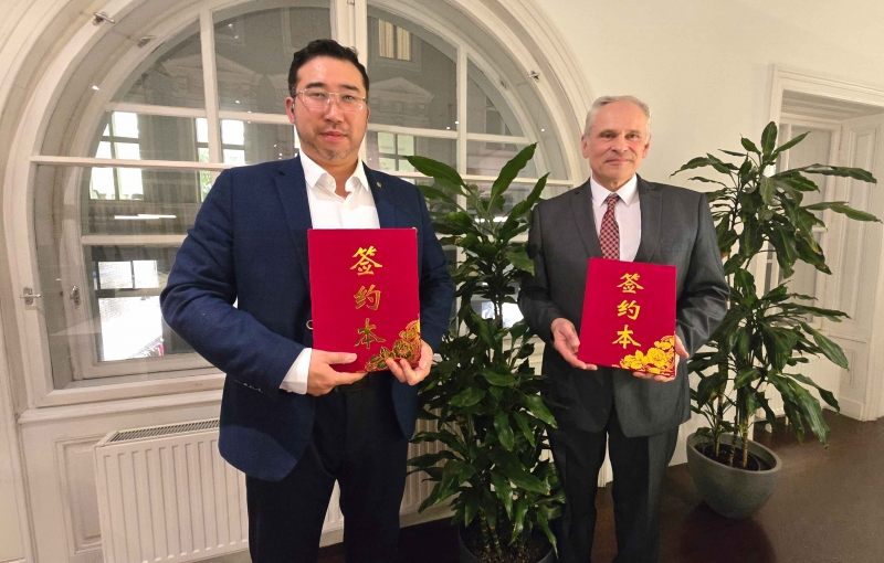 Dr. Han Xu und Dr. Karl Trettler mit den Vertragsurkunden.