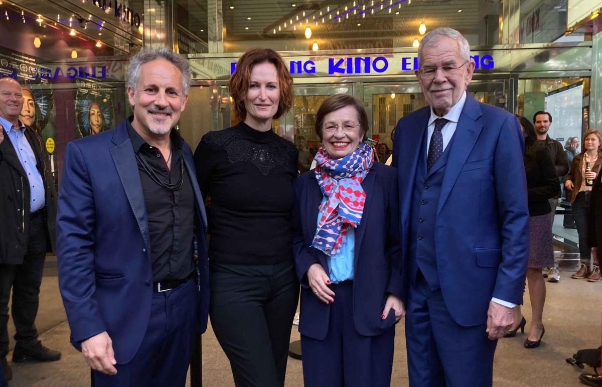 Richard Ladkani, Anita Ladkani, Doris Schmidauer y Alexander Van der Bellen en la entrada del cine Gartenbaukino antes de comenzar la premiere del 10.º Cine Latino Festival.